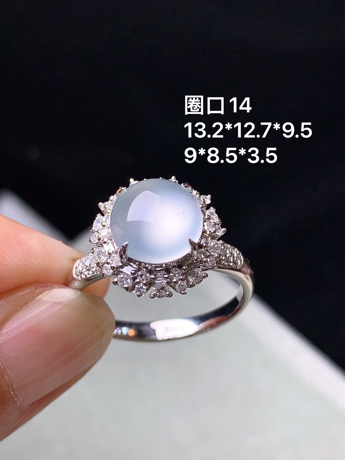 18k金钻镶嵌冰种蛋面戒指 玉质细腻 色泽艳丽清新 圈口14 整体尺寸13.2*12.7*9.5 t1