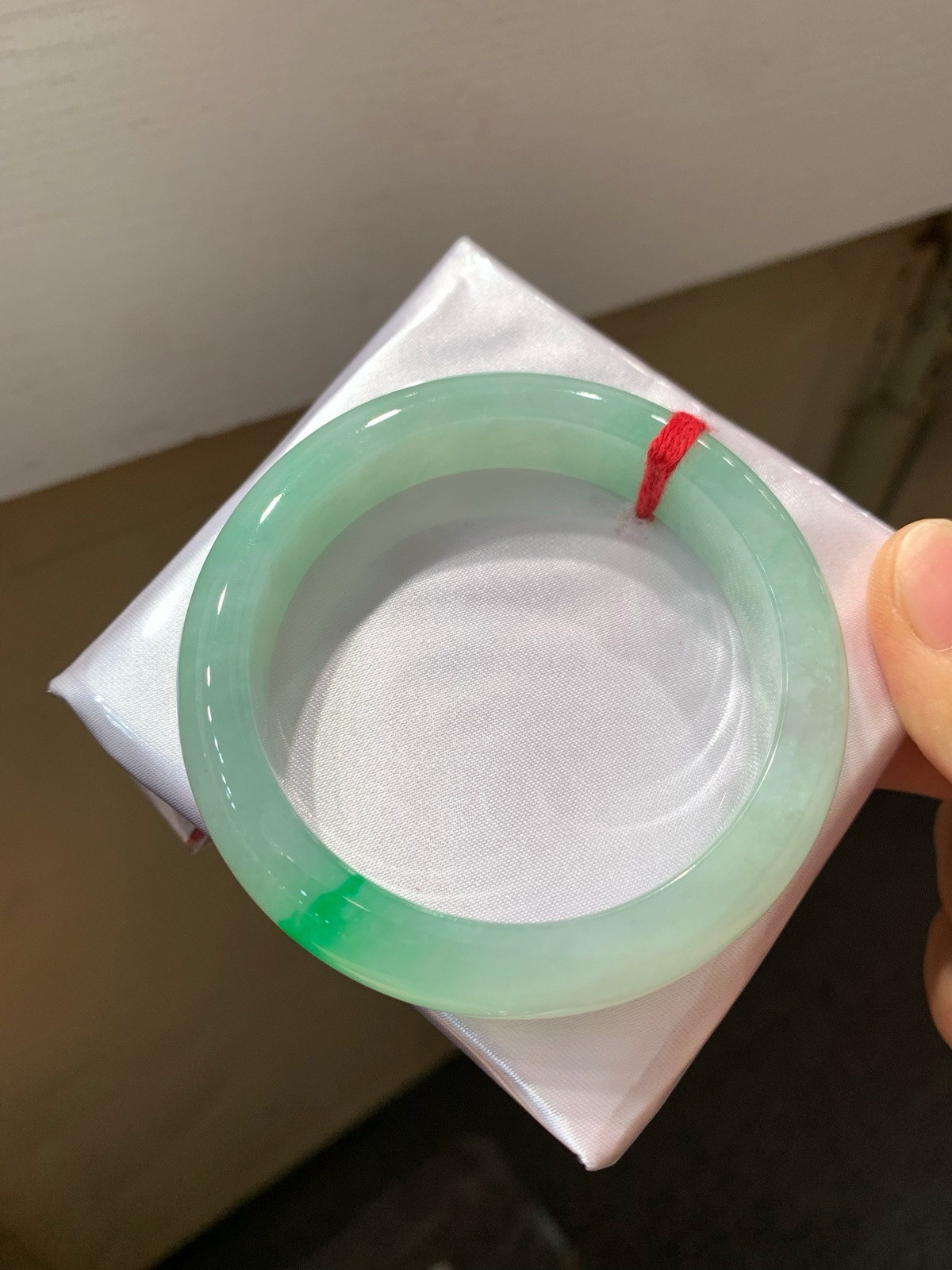 尺寸54/12.6/8.3，冰种带色手镯 
 一抹辣绿 水润细腻 老种老色