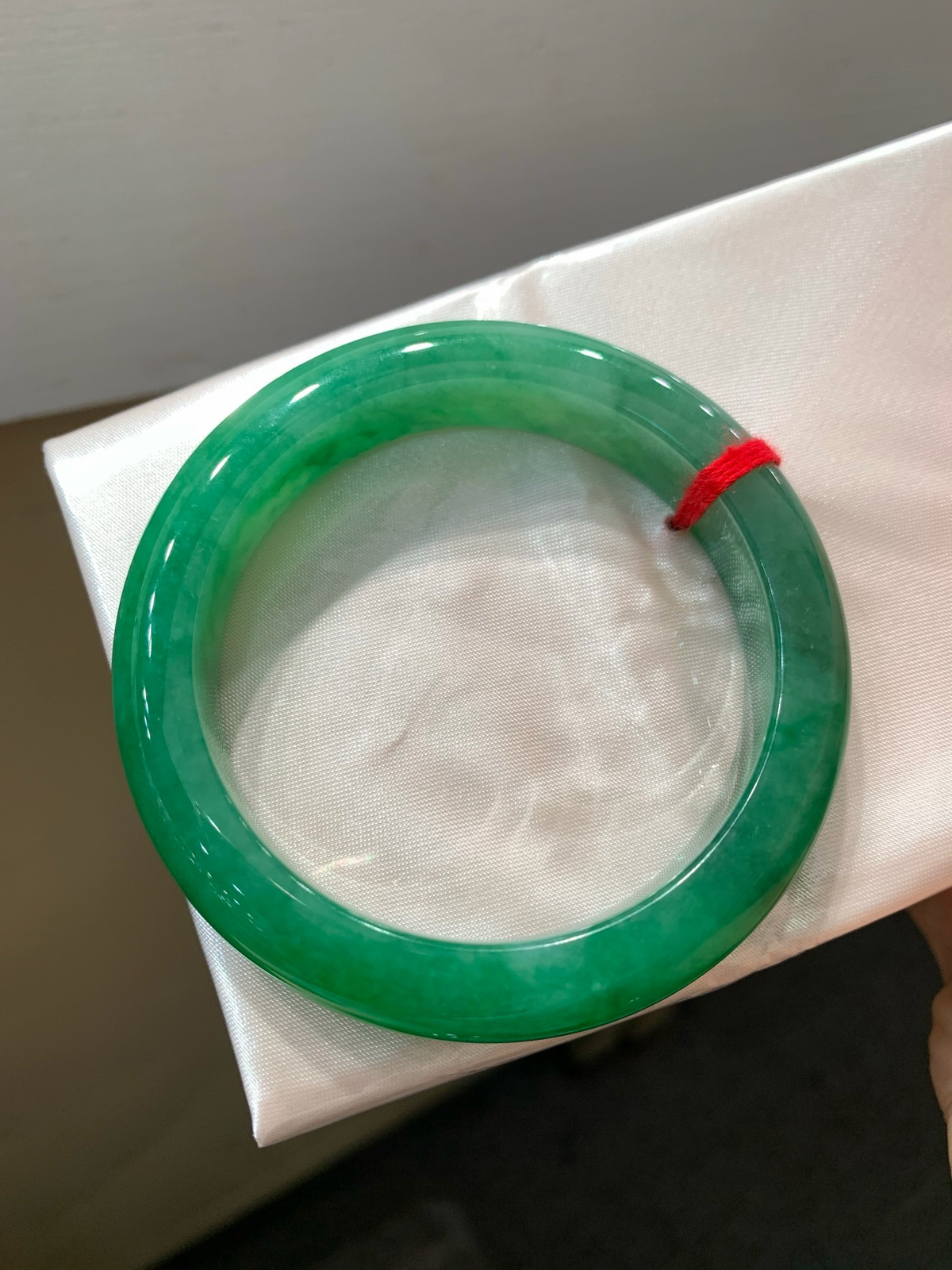 尺寸53.8/11.9/8.8，辣绿手镯
水润细腻 有种有色