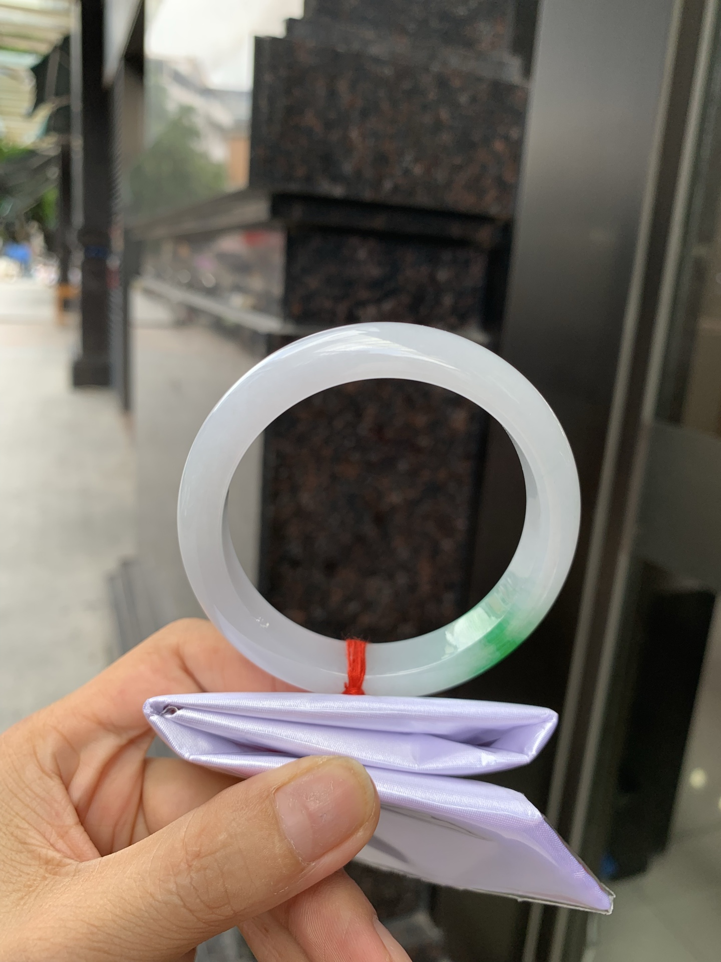 阳绿白底青正圈 56.9-8.1-11.6 0705-N1156 打灯细纹，底妆冰润白净，一抹阳绿花，点缀腕间风华，干净纯净的底色上，一抹翠色肆意流淌，宛如春日里的繁华盛景