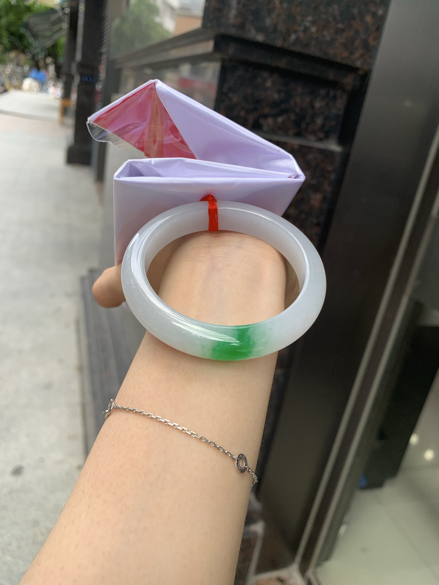 阳绿白底青正圈 56.9-8.1-11.6 0705-N1156 打灯细纹，底妆冰润白净，一抹阳绿花，点缀腕间风华，干净纯净的底色上，一抹翠色肆意流淌，宛如春日里的繁华盛景
