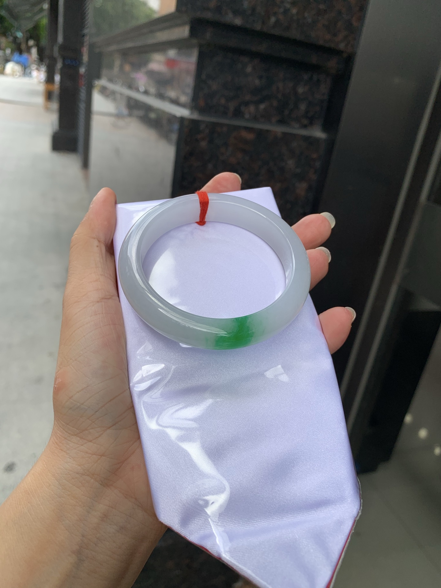 阳绿白底青正圈 56.9-8.1-11.6 0705-N1156 打灯细纹，底妆冰润白净，一抹阳绿花，点缀腕间风华，干净纯净的底色上，一抹翠色肆意流淌，宛如春日里的繁华盛景