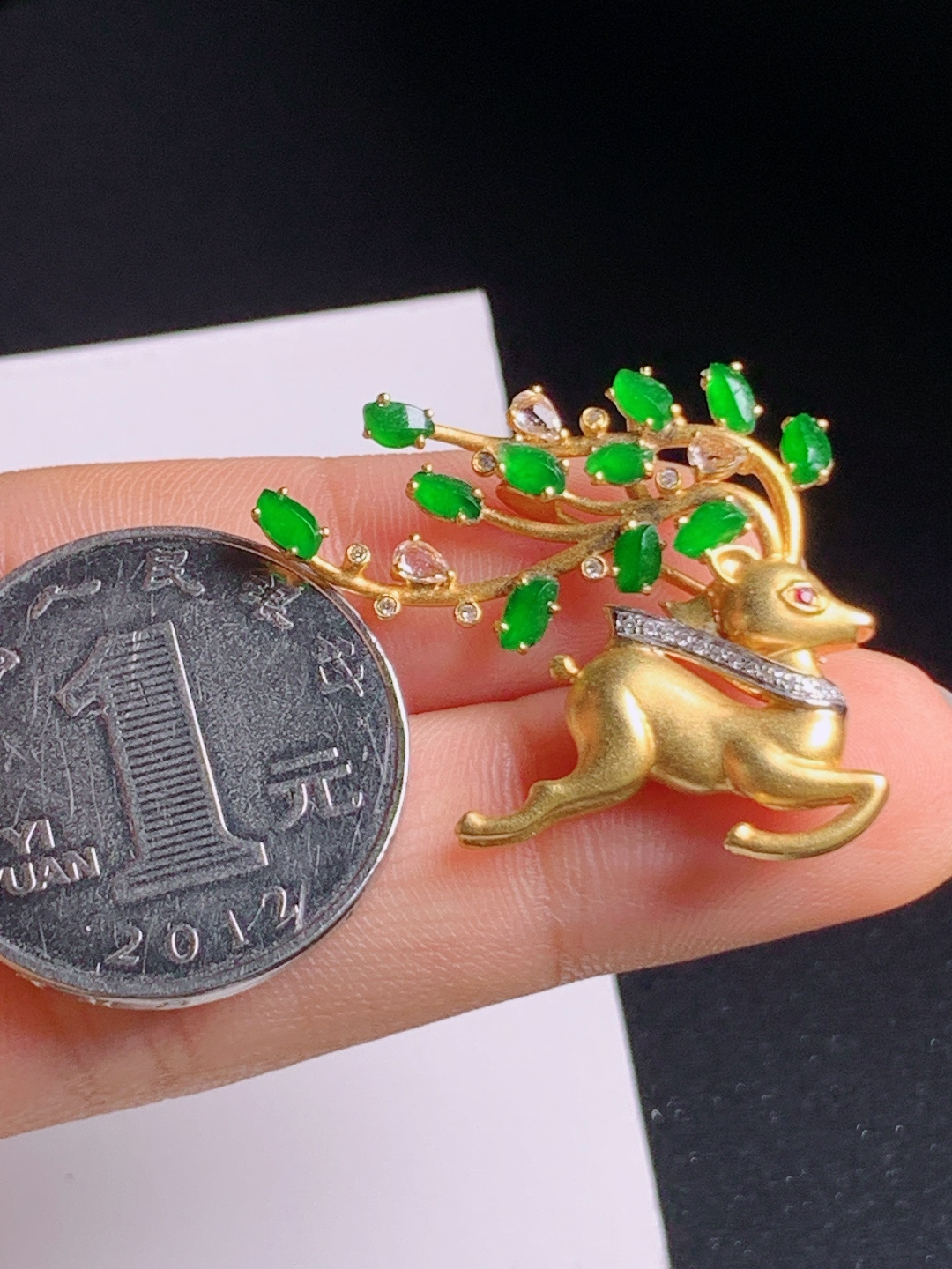 阳绿麋鹿胸针，金工立体灵动，满绿蛋面点缀一路有你 900702
