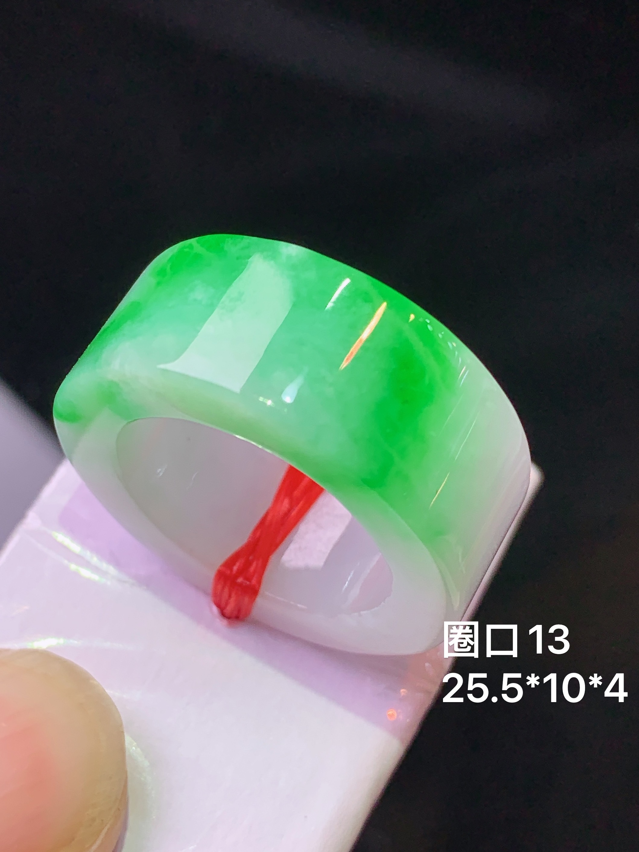 飘阳绿指环 玉质细腻 色泽艳丽清新 整体尺寸25.5*10*4 圈口13 h3