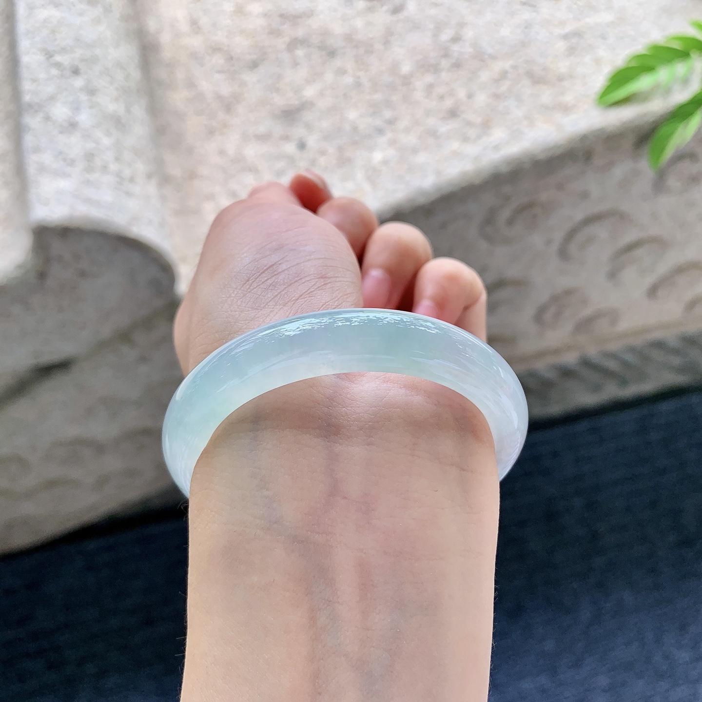 正圈49 50【圈口】50.5/10/7.2【编码】DZ070608【描述】糯冰飘花，水润，种老，细腻，打灯有棉线