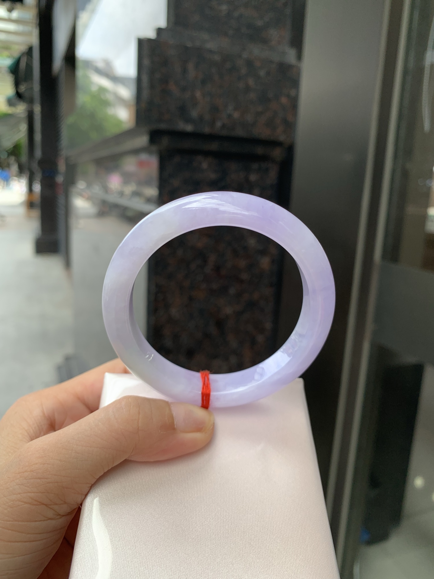 正圈 57.3-8.5-11.8 0705-2A143 打灯多处细纹，底妆水润，满圈紫罗兰吸睛抢眼，浪漫迷人，仙气飘飘，优雅高贵显气质，感满满，满满紫罗兰底色均匀不失色，不同光线不一样视觉感受