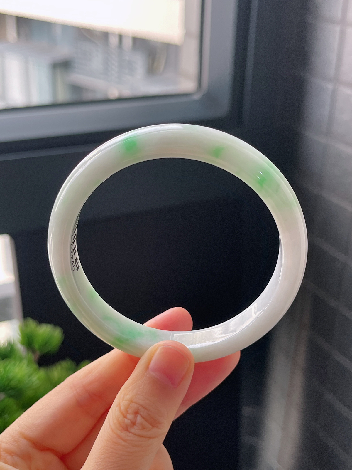 正圈59.6圈口，翡翠糯化种飘绿手镯