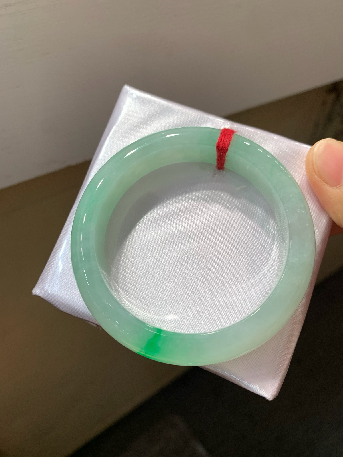 尺寸54/12.6/8.3，冰种带色手镯 
 一抹辣绿 水润细腻 老种老色