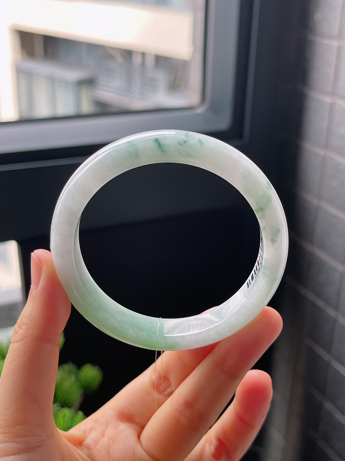 正圈56.9圈口，翡翠糯化种飘绿手镯