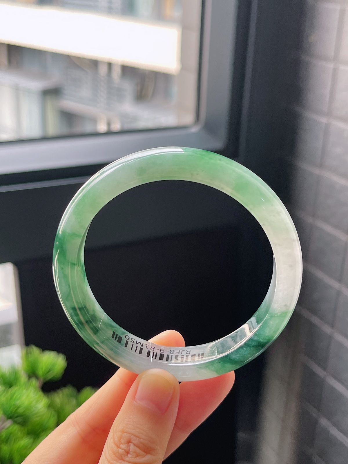 正圈58圈口，翡翠冰糯种飘绿手镯