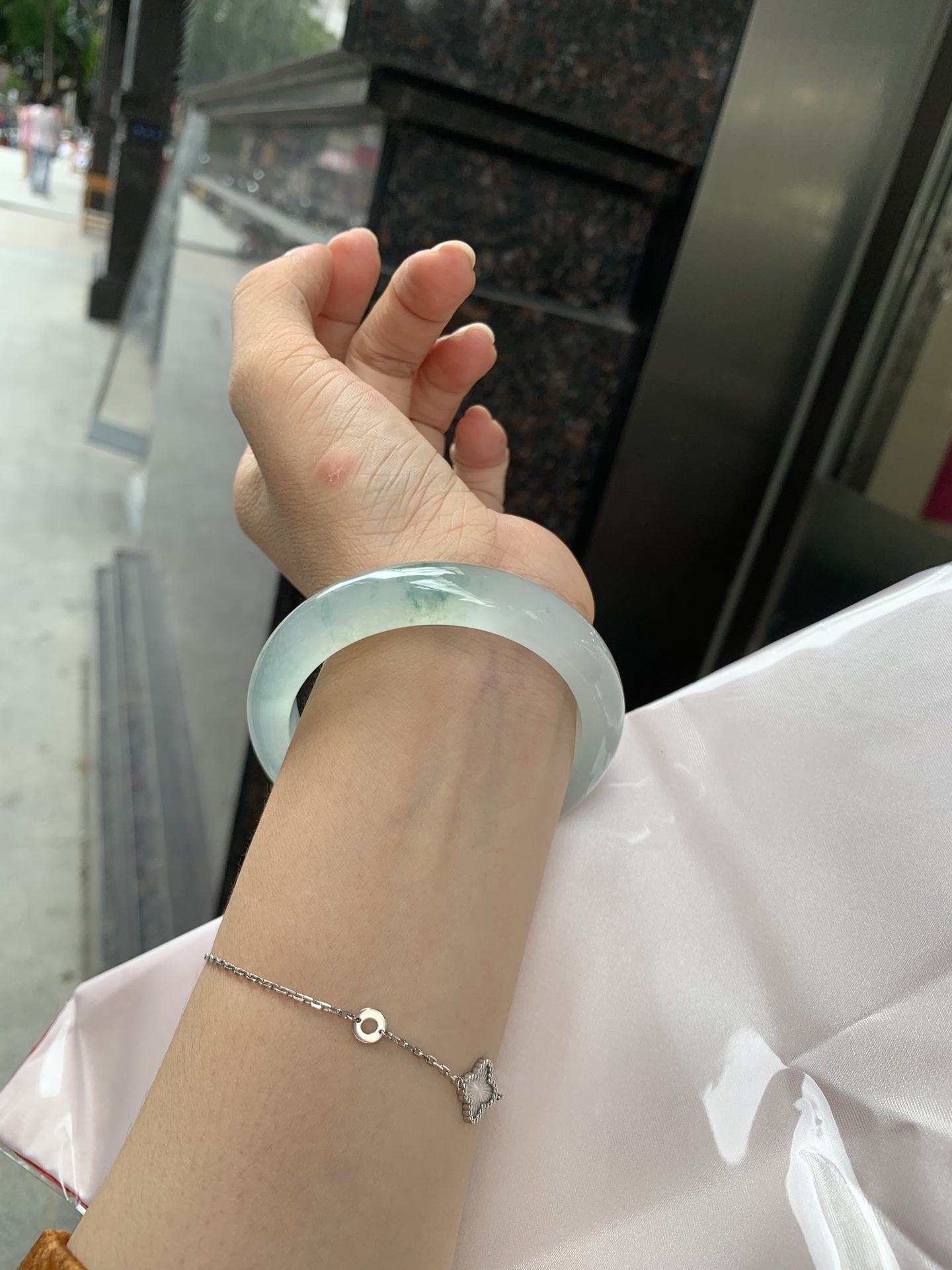 冰飘花正圈 54.5-8.3-11.9 0705-N1142 打灯多处细纹，底妆冰润细腻，冰底中几抹绿花灵动飘逸，勾勒出一幅唯美诗意的山水意境画，古典优雅又秀气