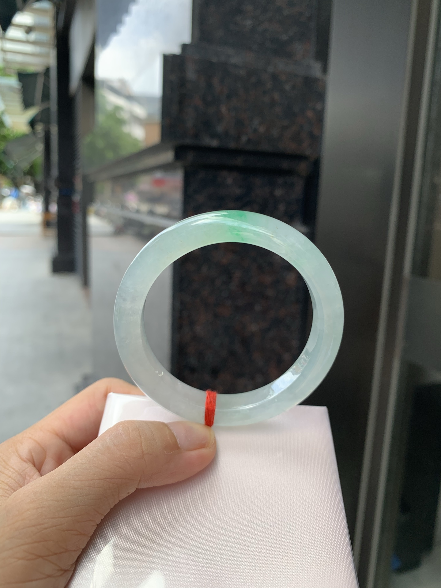 冰飘绿正圈 53.5-8.2-9.4 0705-N1146 打灯棉絮，玉质冰润细腻，清爽的底子几抹金丝绿花，鲜活而灵动，犹如新冒的嫩芽，艳丽惹人