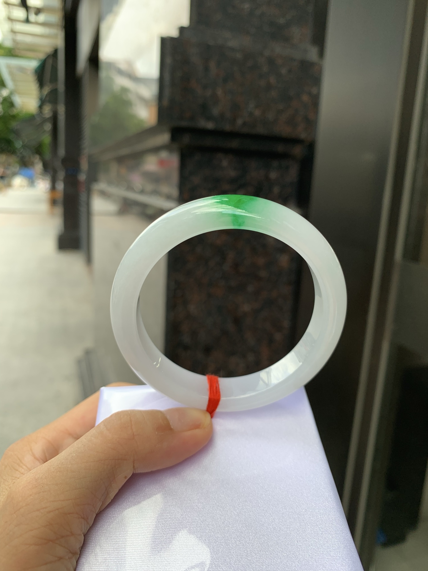 阳绿白底青正圈 56.9-8.1-11.6 0705-N1156 打灯细纹，底妆冰润白净，一抹阳绿花，点缀腕间风华，干净纯净的底色上，一抹翠色肆意流淌，宛如春日里的繁华盛景