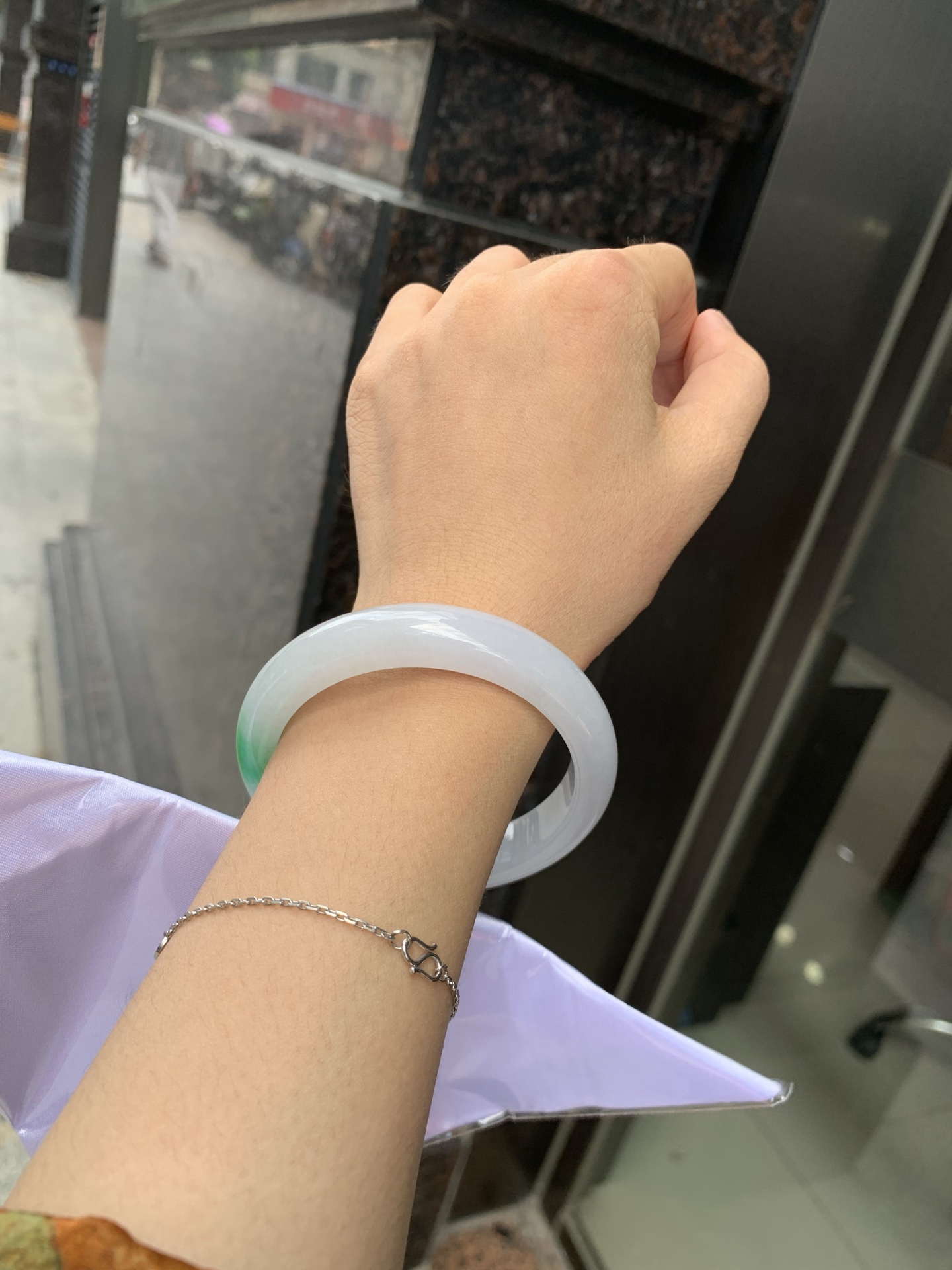 阳绿白底青正圈 56.9-8.1-11.6 0705-N1156 打灯细纹，底妆冰润白净，一抹阳绿花，点缀腕间风华，干净纯净的底色上，一抹翠色肆意流淌，宛如春日里的繁华盛景