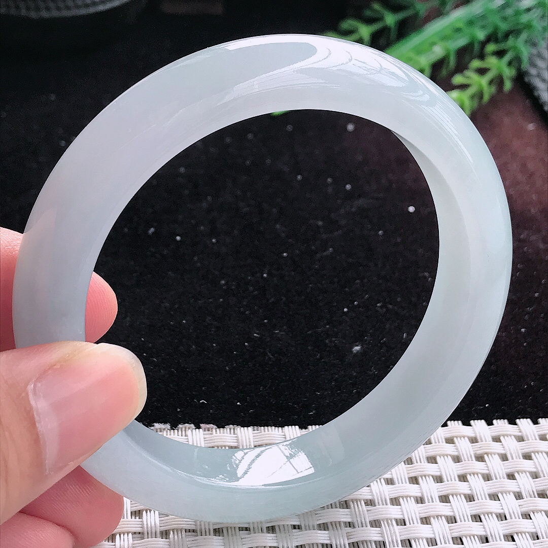 实拍A货翡翠57.8/12.3/9老坑冰纯起胶晴底天空蓝手镯平安镯美人镯