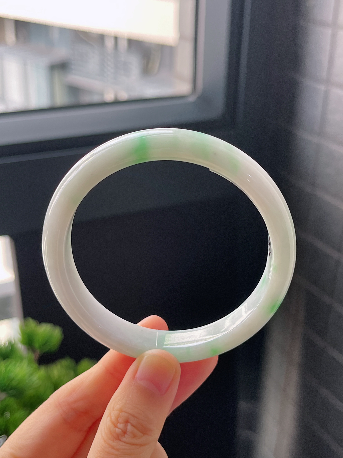 正圈59.6圈口，翡翠糯化种飘绿手镯