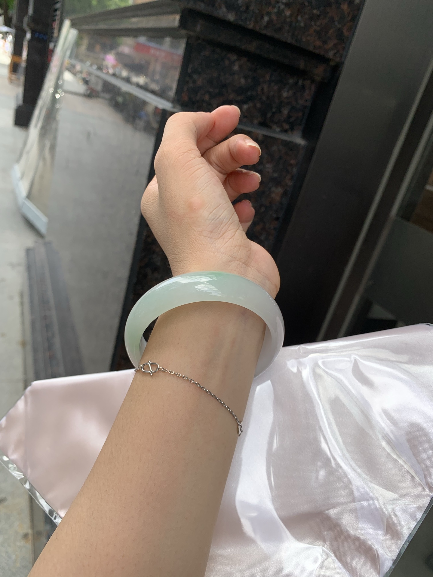 冰飘绿宽版正圈 58.3-6.9-15.6 0705-N1154 无裂，玉质冰润细腻，清爽的底子一抹阳绿花，鲜活而灵动，犹如新冒的嫩芽，艳丽惹人