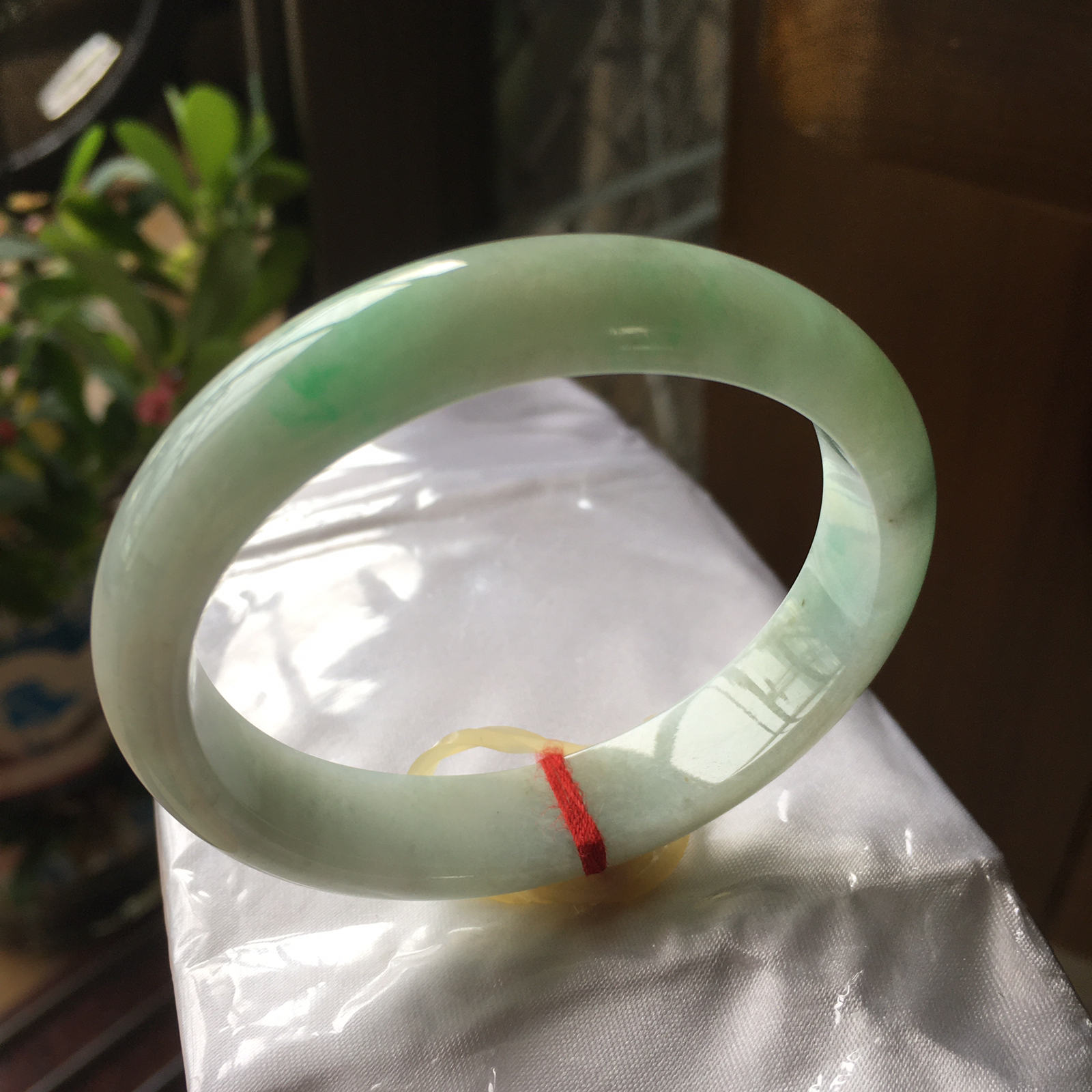 贵妃53飘绿手镯，质地细腻飘阳绿，自然光实拍～尺寸：53*47*12*7（毫米），适合正圈51圈口大