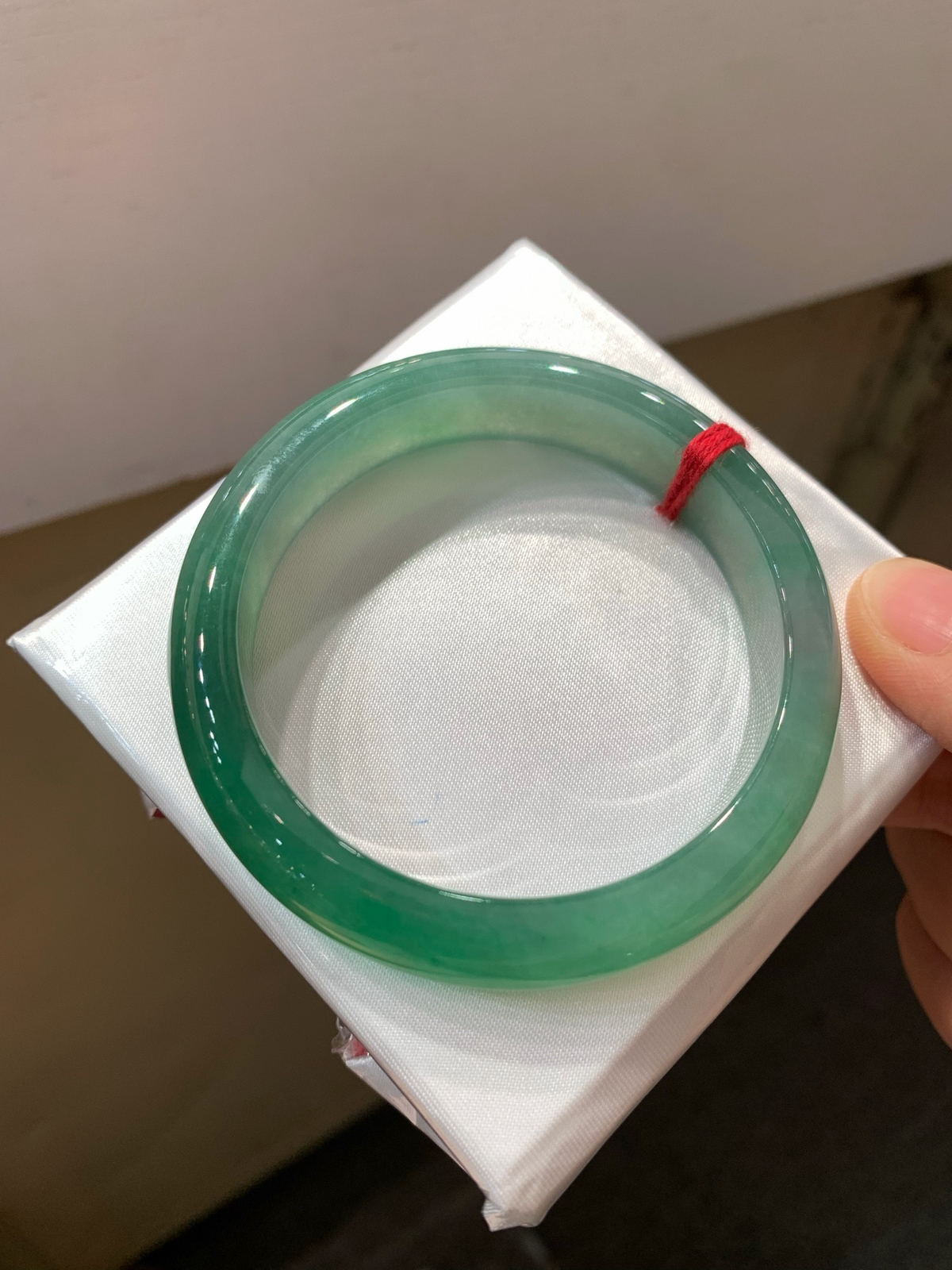 尺寸53.3/12.6/7.5，晴绿手镯
水润细腻 清新甜美