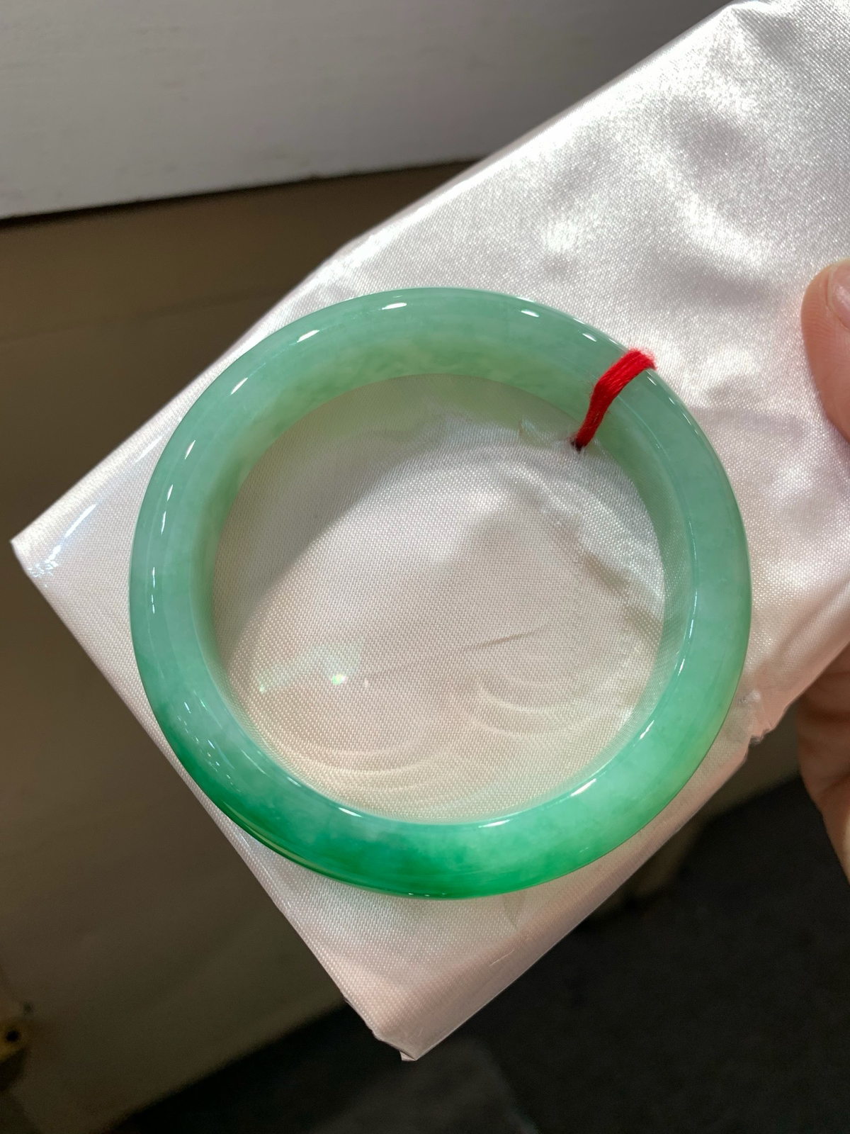 尺寸56.1/12.7/8.3，辣绿手镯
有种有色 上手好看