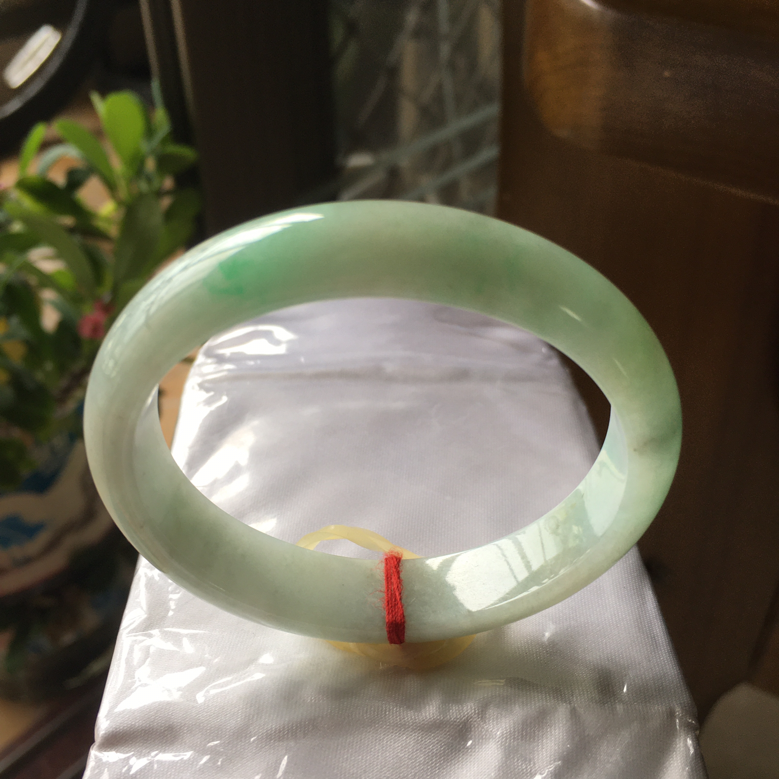 贵妃53飘绿手镯，质地细腻飘阳绿，自然光实拍～尺寸：53*47*12*7（毫米），适合正圈51圈口大小，手工测量略有误差