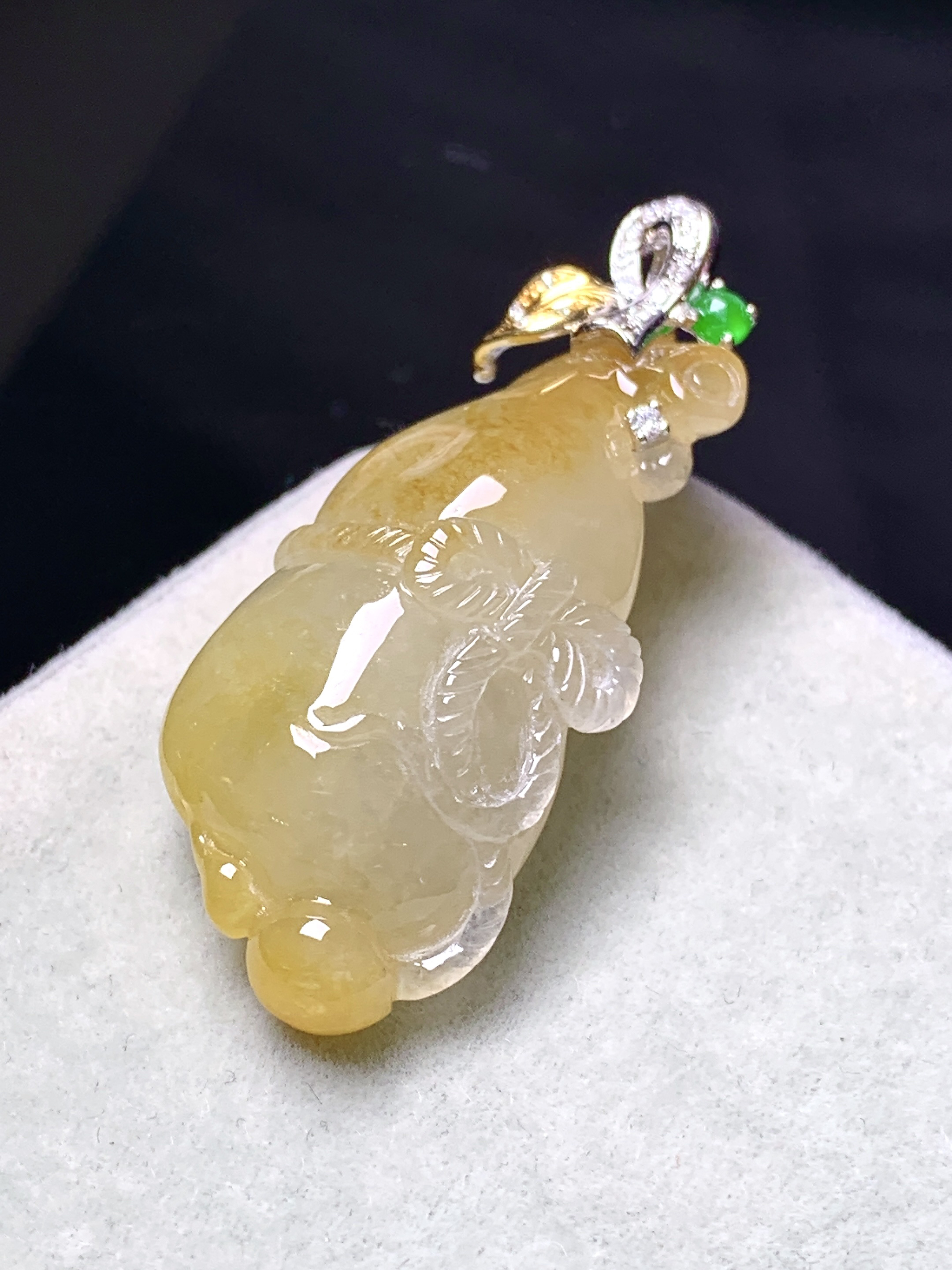 18k金镶嵌葫芦吊坠 玉质细腻 色泽艳丽清新 整体尺寸35.3*17*9.8 b1
