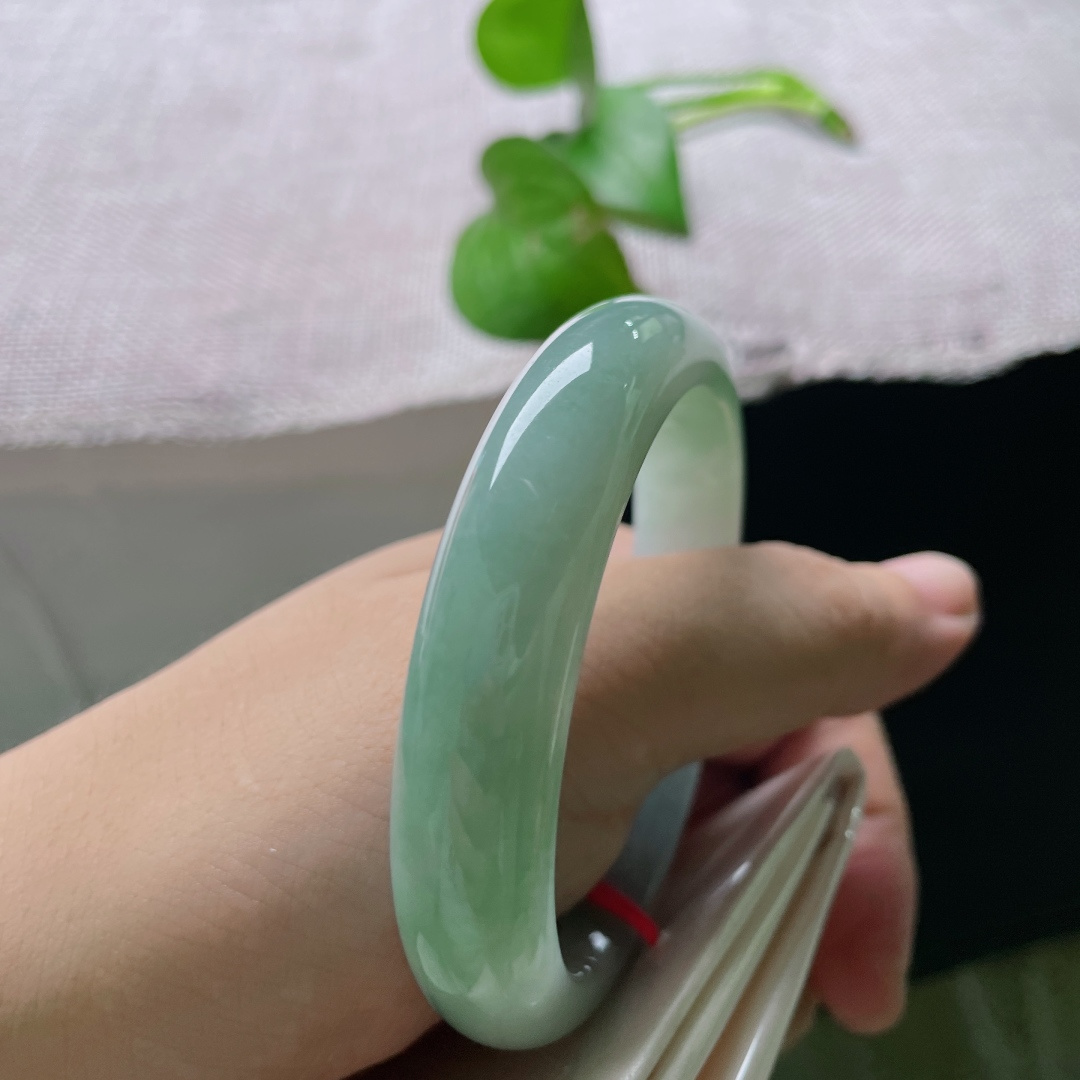 55.6/12.3/8，绿底正圈，皮纹，通透细腻，光泽柔和内敛，简约雅致，尽显温婉沉静的气韵。ss54370a