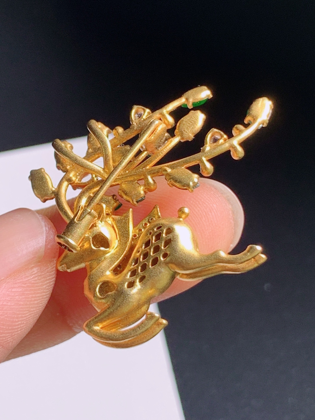 阳绿麋鹿胸针，金工立体灵动，满绿蛋面点缀一路有你 900702