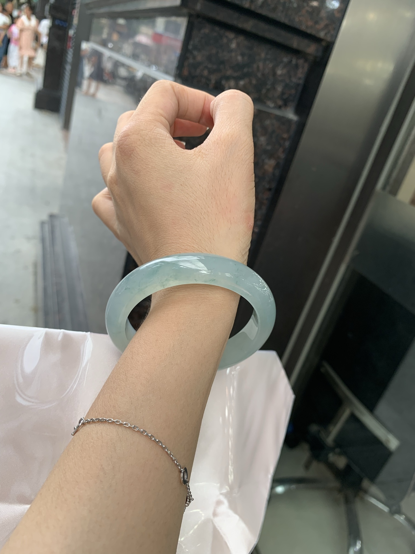 冰蓝飘花正圈 0705-N1157 打灯棉线，底妆冰润细腻，碎花灵动像是被风吹散的蓝墨水，恰似春夜星河落入腕间🪸