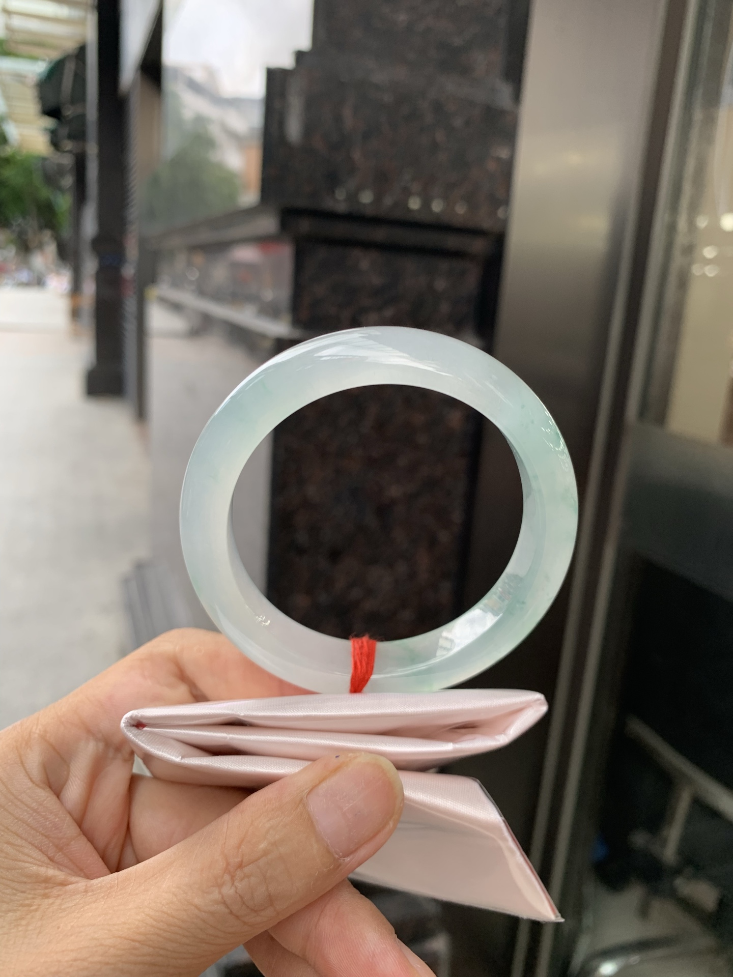 冰飘花正圈 54.5-8.3-11.9 0705-N1142 打灯多处细纹，底妆冰润细腻，冰底中几抹绿花灵动飘逸，勾勒出一幅唯美诗意的山水意境画，古典优雅又秀气
