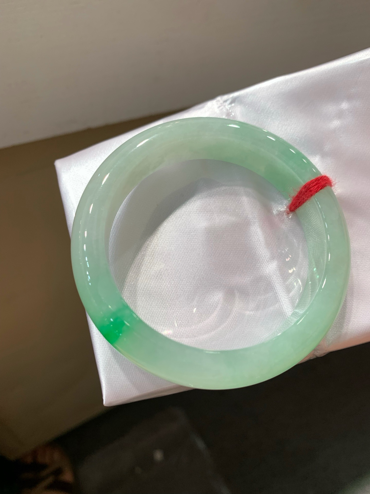 尺寸54/12.6/8.3，冰种带色手镯 
 一抹辣绿 水润细腻 老种老色