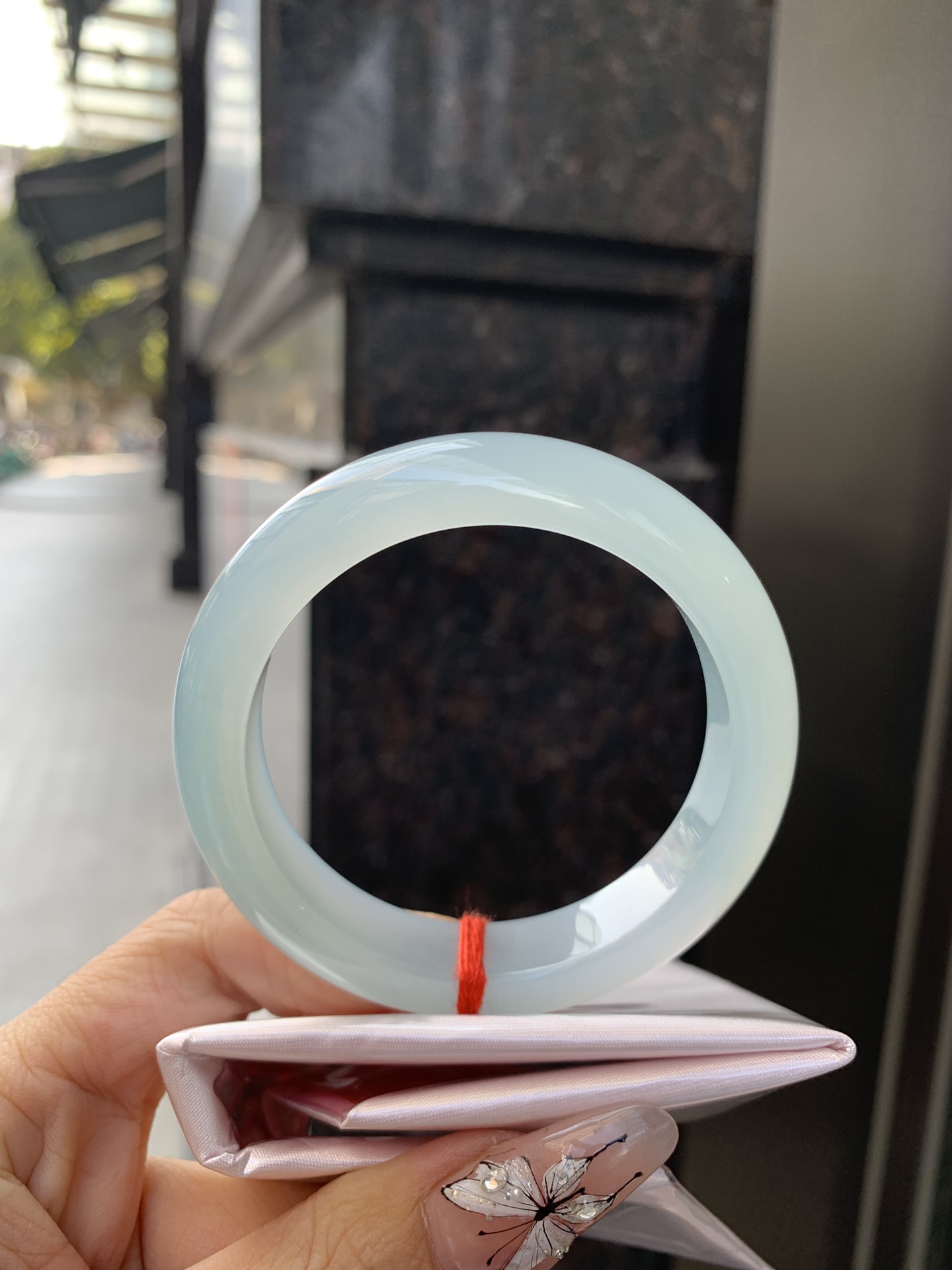 天空蓝正圈53.6-8.5-12.50107-J70766无裂，底妆胶润，质地细腻，天空蓝底色均匀，由内而外散发出温婉气质，清爽治愈