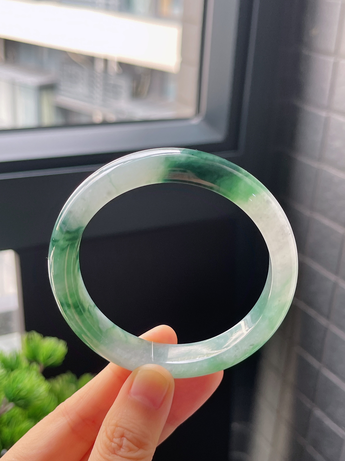 正圈58圈口，翡翠冰糯种飘绿手镯