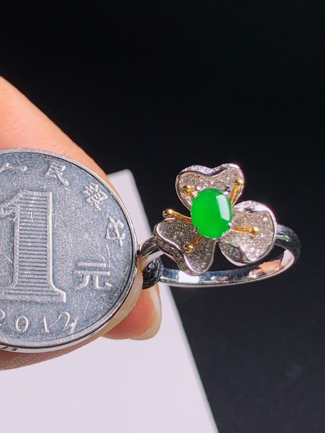 阳绿旦面戒指，双色金镶精致灵动，寓意顺遂温婉耐看
