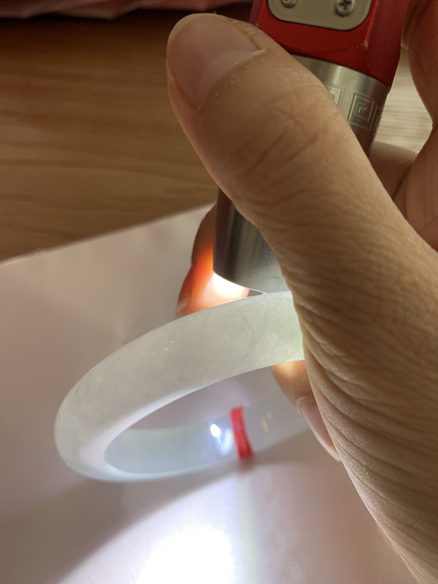 冰飘绿正圈 55.9-9.2-11.4 0705-N1151 打灯冰晶，棉絮，玉质冰润细腻，清爽的底子几抹甜绿花，鲜活而灵动，犹如新冒的嫩芽，艳丽惹人