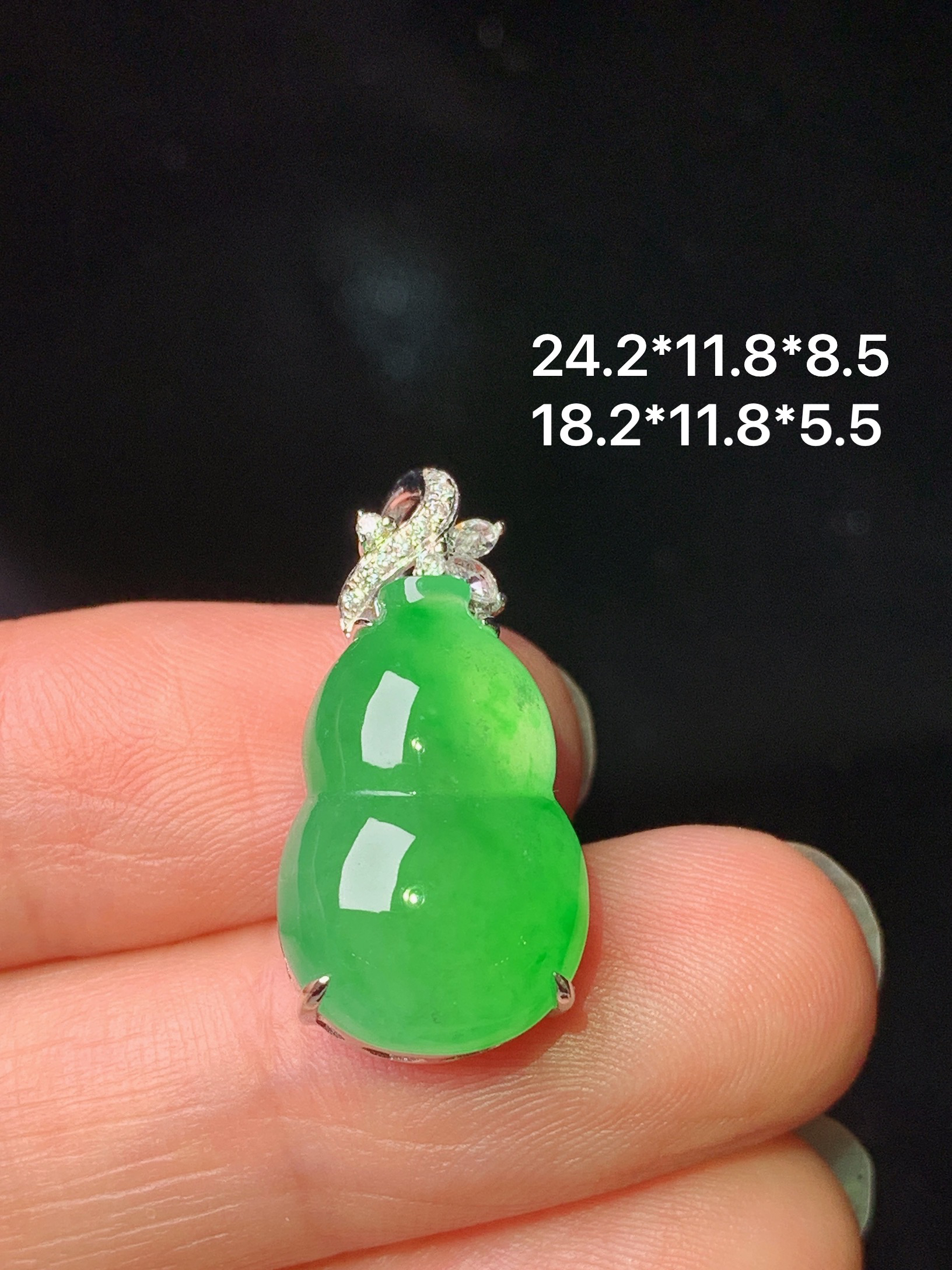 18k金钻镶嵌冰阳绿葫芦吊坠 玉质细腻 色泽艳丽清新 整体尺寸24.2*11.8*8.5 f1