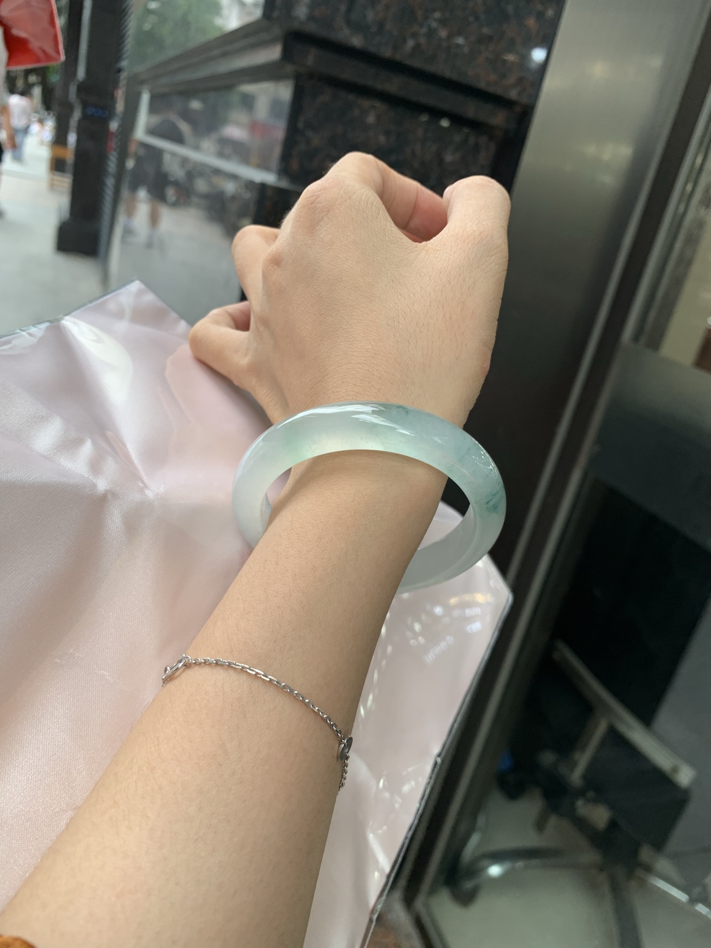 冰飘花正圈 54.5-8.3-11.9 0705-N1142 打灯多处细纹，底妆冰润细腻，冰底中几抹绿花灵动飘逸，勾勒出一幅唯美诗意的山水意境画，古典优雅又秀气