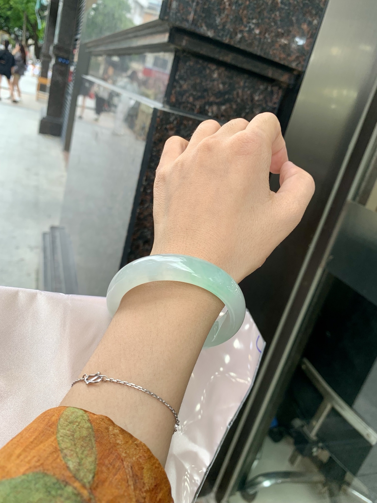 冰晴绿宽版正圈 55.1-7.8-13.7 0705-4X64 无裂，底妆冰胶十足，满圈晴绿飘色均匀分布，像初春嫩芽落入清泉，均匀柔和，抬眼就是一片宁静感