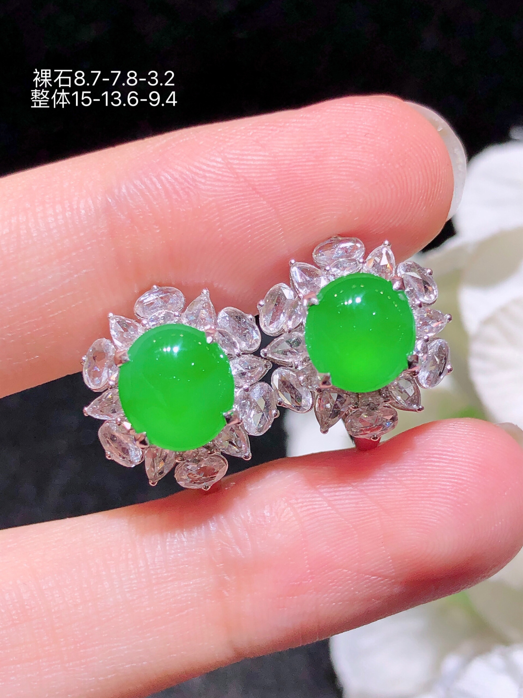 18K金镶阳绿蛋面耳包无裂水润色艳品相饱满苹果拍摄，实物更好看，15-13.6-9.4