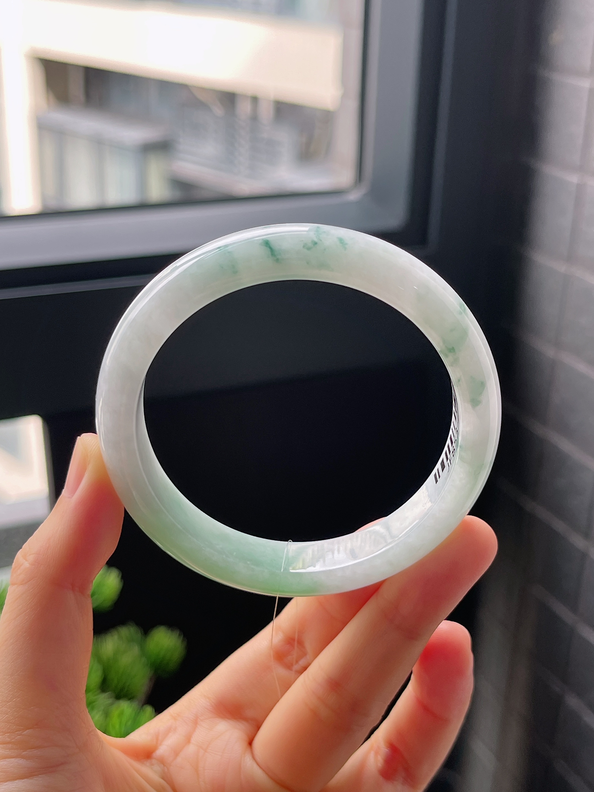 正圈56.9圈口，翡翠糯化种飘绿手镯
