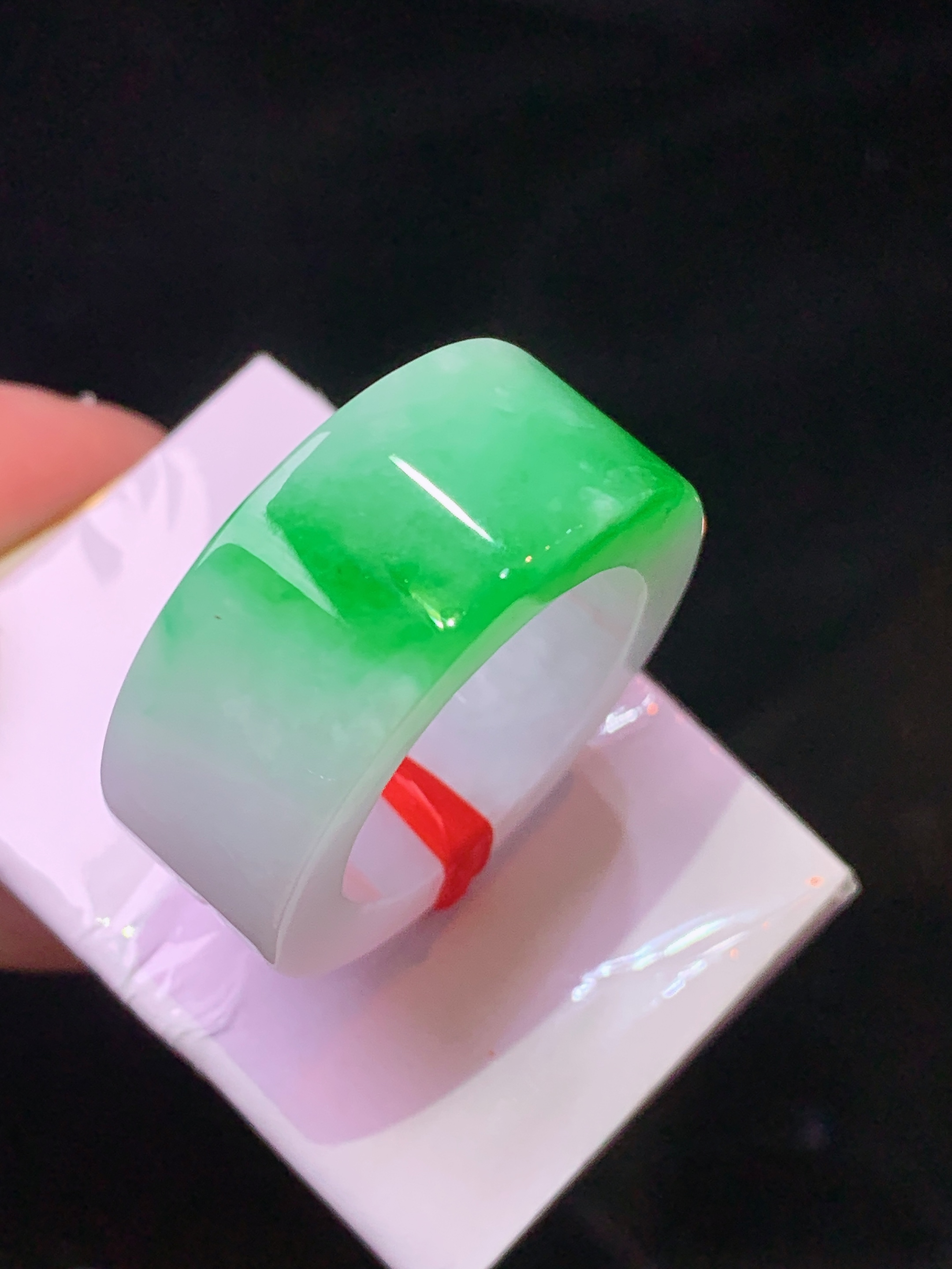 飘阳绿指环 玉质细腻 色泽艳丽清新 整体尺寸25.5*10*4 圈口13 h3