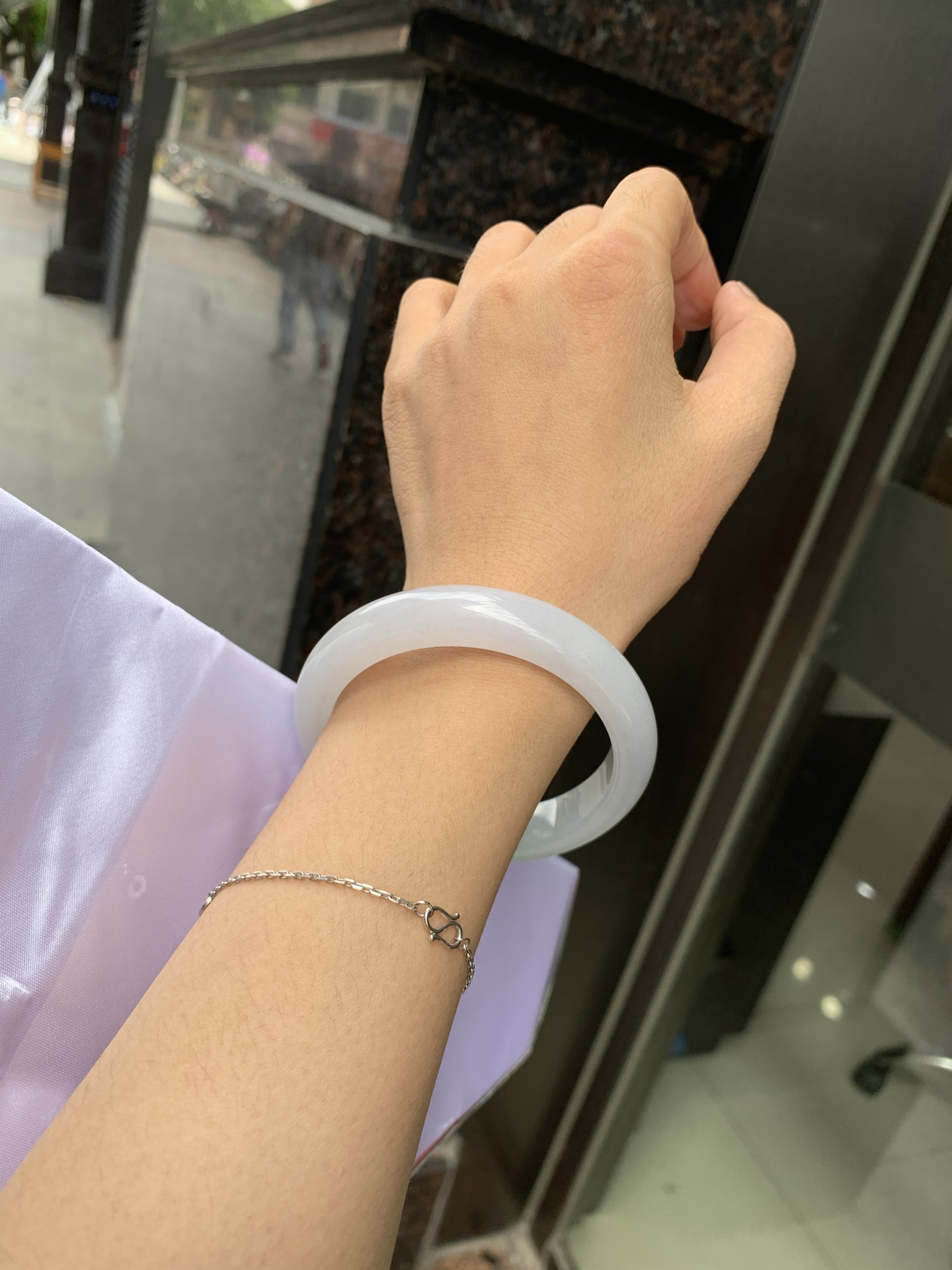 阳绿白底青正圈 56.9-8.1-11.6 0705-N1156 打灯细纹，底妆冰润白净，一抹阳绿花，点缀腕间风华，干净纯净的底色上，一抹翠色肆意流淌，宛如春日里的繁华盛景