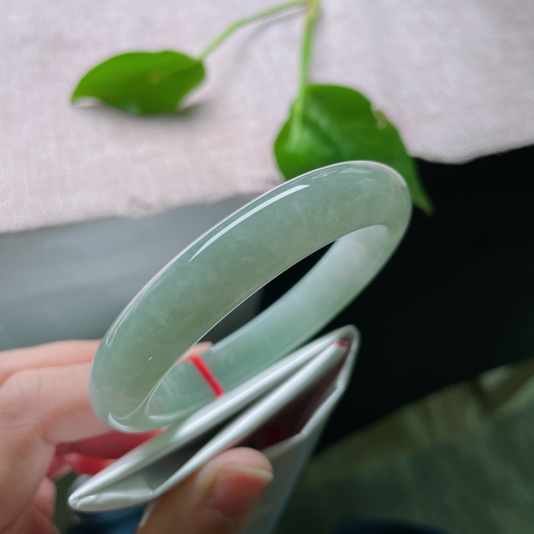 57.9/11.3/8.5，湖水绿正圈，肉质细腻，水润，精美绝伦，似岁月温柔，无裂，ss53230a