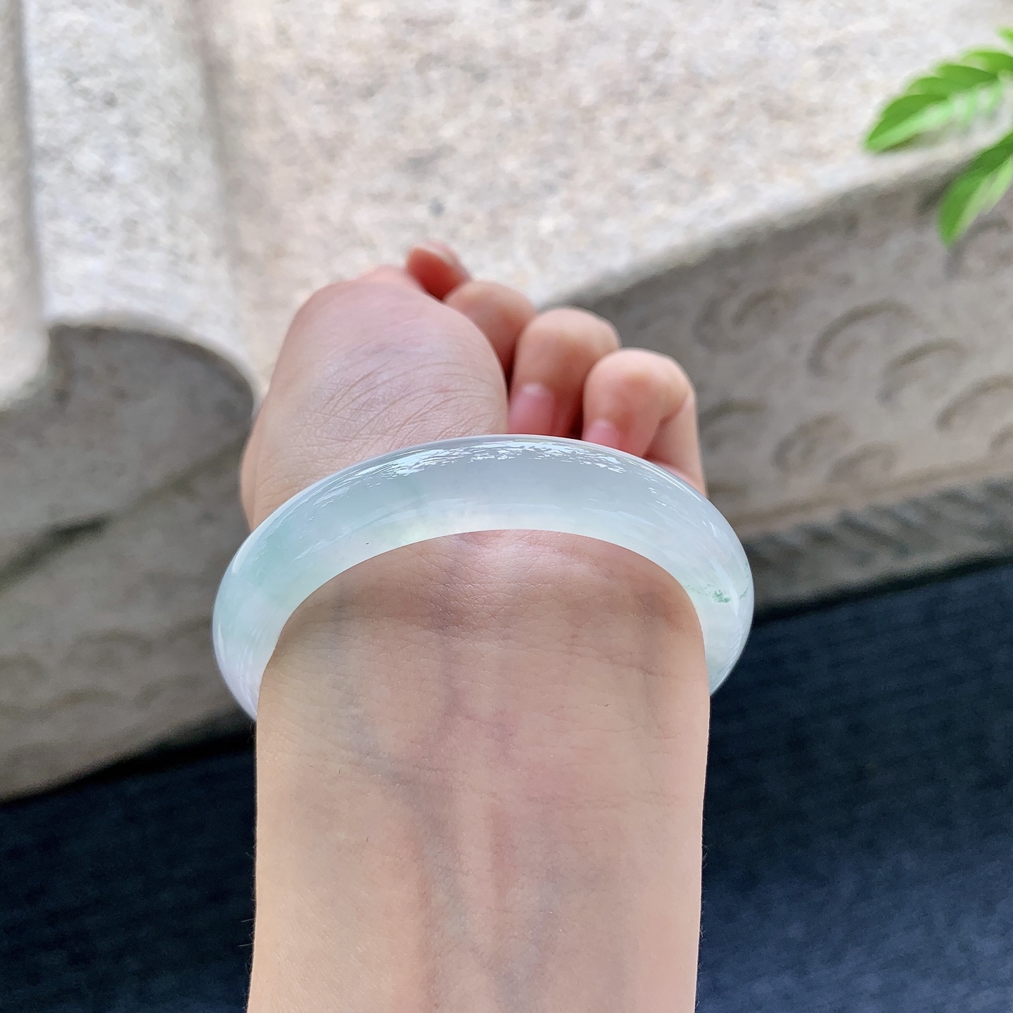 正圈49 50【圈口】50.5/10/7.2【编码】DZ070608【描述】糯冰飘花，水润，种老，细腻，打灯有棉线