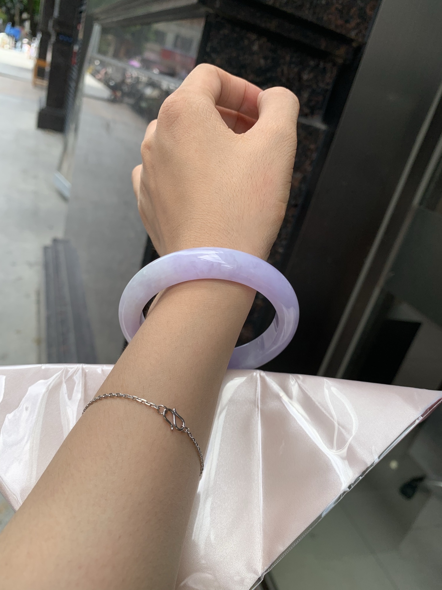 正圈 57.3-8.5-11.8 0705-2A143 打灯多处细纹，底妆水润，满圈紫罗兰吸睛抢眼，浪漫迷人，仙气飘飘，优雅高贵显气质，感满满，满满紫罗兰底色均匀不失色，不同光线不一样视觉感受