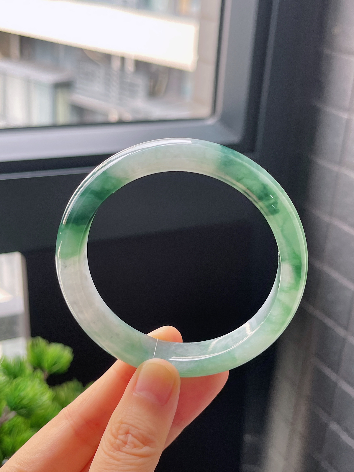 正圈58圈口，翡翠冰糯种飘绿手镯