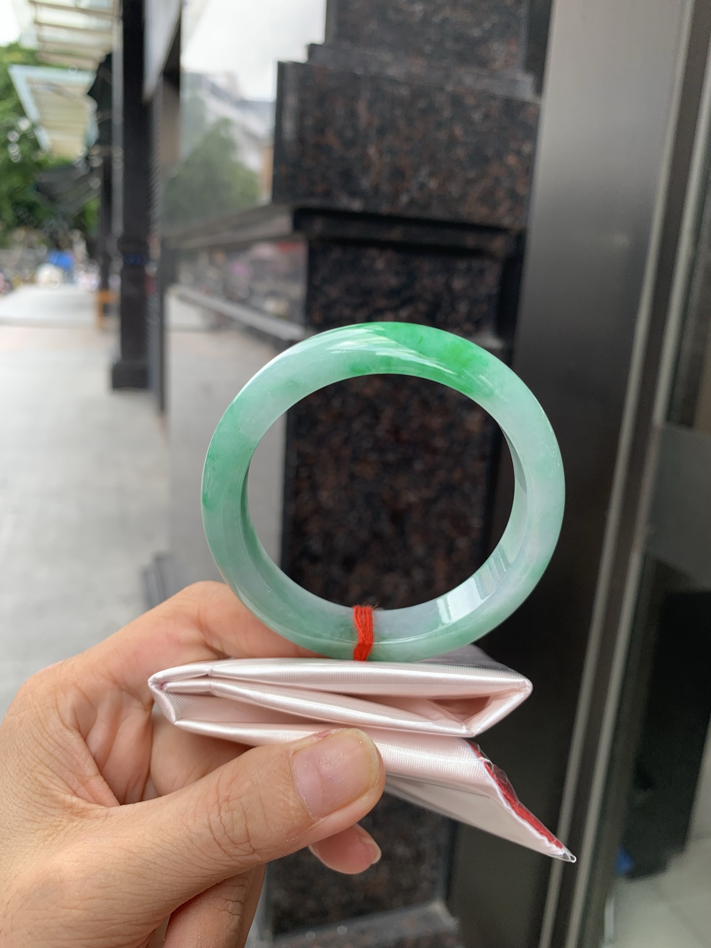 白底青正圈 55.1-7.7-12.9 0705-2A116 打灯棉絮，底妆水润，满圈绿花点缀，镯色