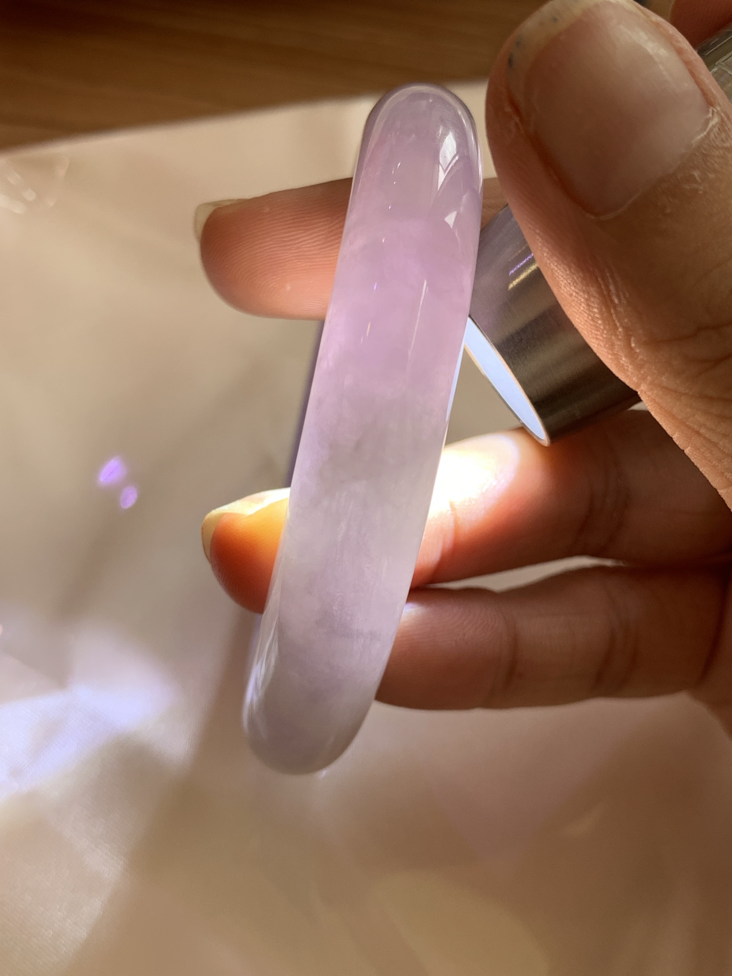 正圈 57.3-8.5-11.8 0705-2A143 打灯多处细纹，底妆水润，满圈紫罗兰吸睛抢眼，浪漫迷人，仙气飘飘，优雅高贵显气质，感满满，满满紫罗兰底色均匀不失色，不同光线不一样视觉感受