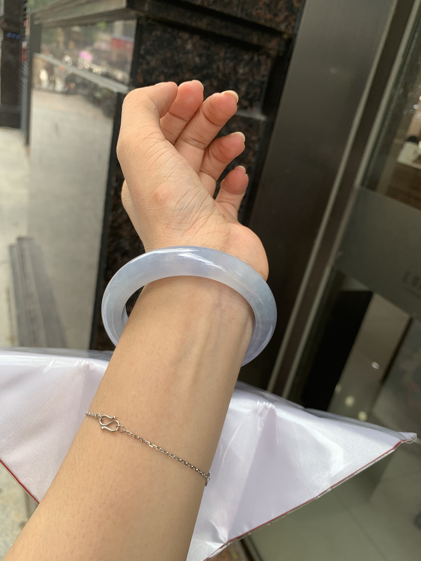 莫奈正圈 56.3-8.7-11.4 0705-H167-46 无裂，底妆冰润细腻，浓郁满色紫霞仙子，仿佛莫奈笔下的鸢尾花丛一同盛放，一脚踏入春天的感觉，见光不失色。