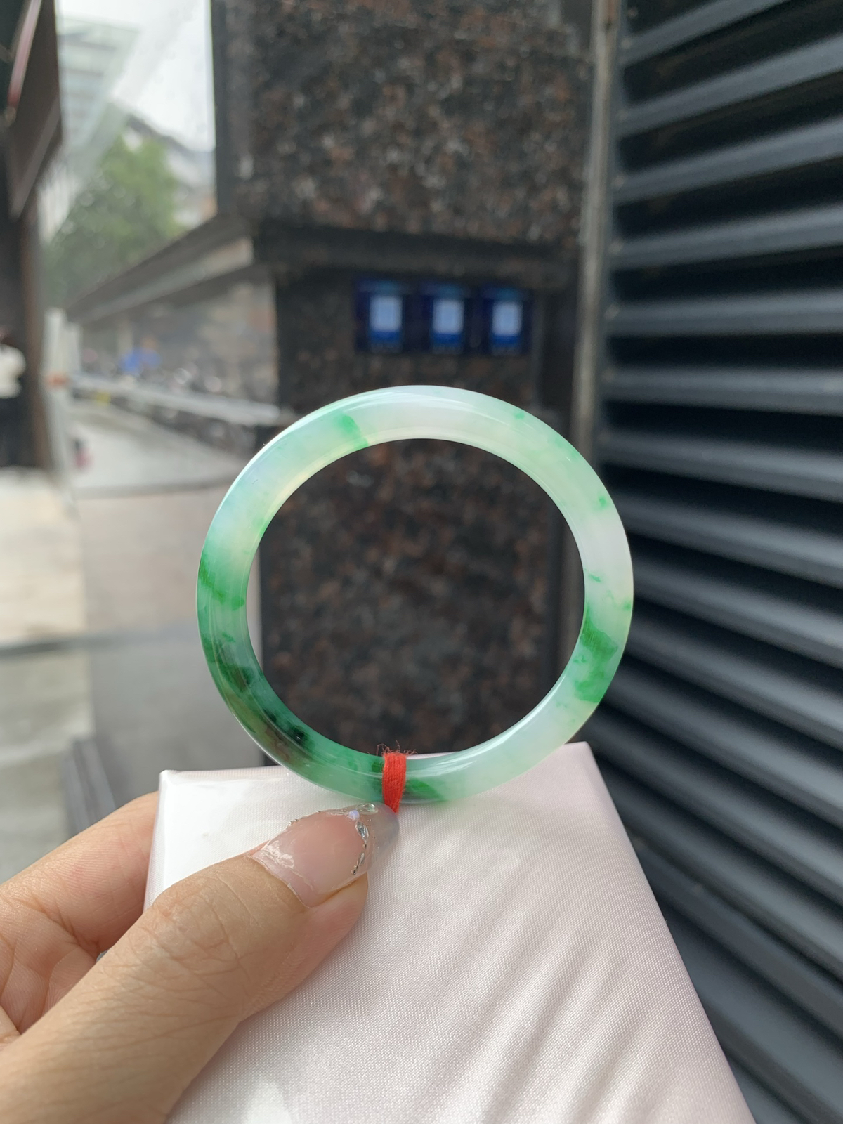 辣绿美人条
52.7-6.9-5.8
打灯细纹，底妆水润，满圈飘洒辣绿花点缀，镯色生香，腕间之美，水润中透着灵气，仙气缭绕，温婉可人，举手投足间皆是美好